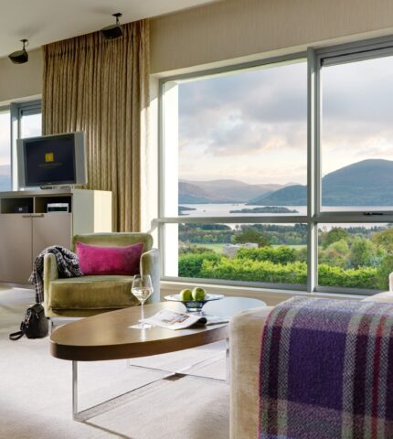 Deluxe Lake Side Open Plan Living