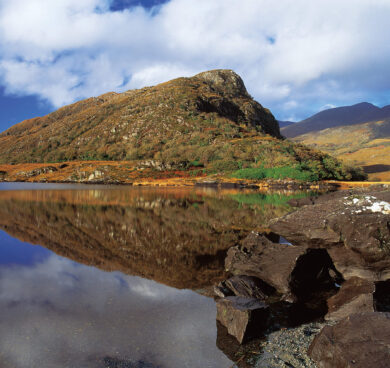 Stunning lake view with mountains, perfect for tranquillity; enjoy serene escapes, hiking, and natural beauty.